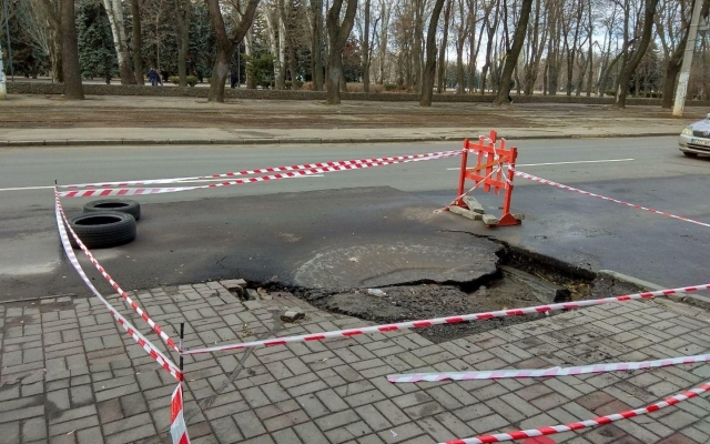 На Канатной вновь образовалась яма (ФОТО) Фото № 3 На Канатной вновь образовалась яма (ФОТО) Фото № 3