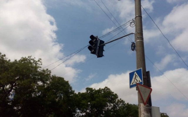 На Тираспольском шоссе, где в ДТП погибли ребенок и девушка, установили светофор Фото № 0 На Тираспольском шоссе, где в ДТП погибли ребенок и девушка, установили светофор Фото № 0