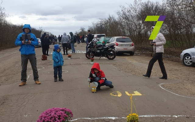 Цветы на дороге и протесты против ям Фото № 2 Цветы на дороге и протесты против ям Фото № 2