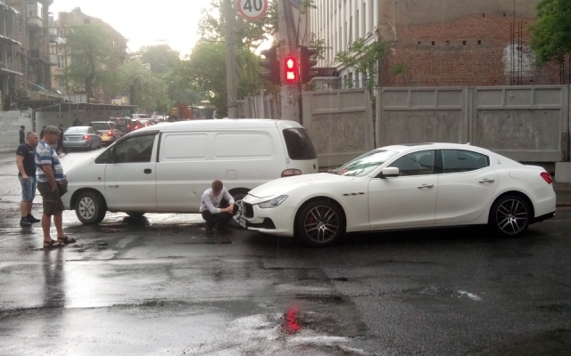 В Одессе Maserati врезался в микроавтобус (ФОТО, ВИДЕО) Фото № 4 В Одессе Maserati врезался в микроавтобус (ФОТО, ВИДЕО) Фото № 4
