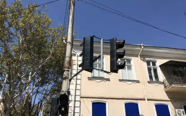 Светофор в центре Одессы регулирует не ту дорогу, которую должен (ФОТО) Фото № 3 Светофор в центре Одессы регулирует не ту дорогу, которую должен (ФОТО) Фото № 3