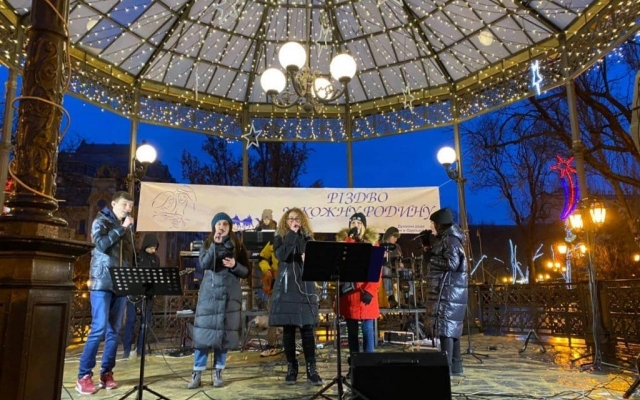 В городском саду провели рождественский семейный праздник Фото № 12 В городском саду провели рождественский семейный праздник Фото № 12