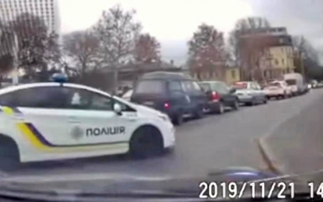 Одесские патрульные стали героями Ютуба, создав аварийную ситуацию Фото № 0 Одесские патрульные стали героями Ютуба, создав аварийную ситуацию Фото № 0