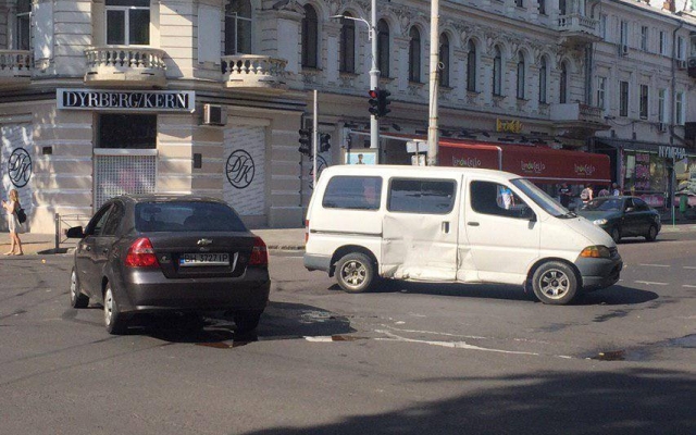 В центре Одессы - ДТП (ФОТО), ВИДЕО) Фото № 1 В центре Одессы - ДТП (ФОТО), ВИДЕО) Фото № 1