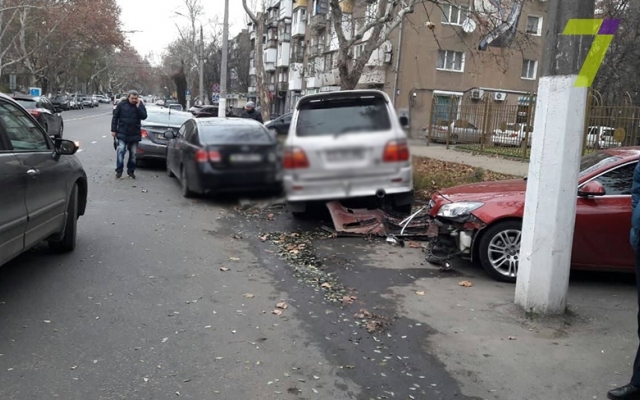 ДТП в Одессе: внедорожник влетел в припаркованные машины, уходя от столкновения (ФОТО) Фото № 1 ДТП в Одессе: внедорожник влетел в припаркованные машины, уходя от столкновения (ФОТО) Фото № 1