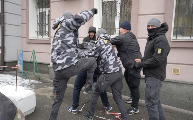 Сегодняшняя стычка по Соломенским райсудом Киева (ФОТО, ВИДЕО) Фото № 2 Сегодняшняя стычка по Соломенским райсудом Киева (ФОТО, ВИДЕО) Фото № 2