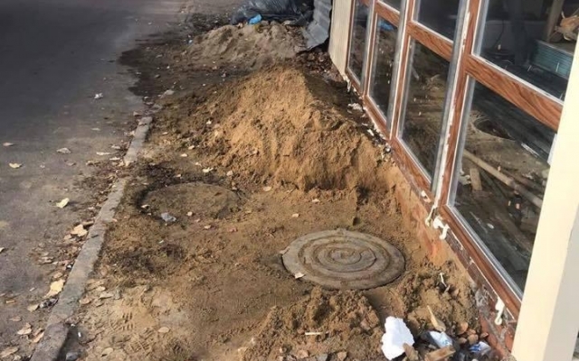 На Таирова начали установку МАФов поверх инженерных люков водопровода Фото № 0 На Таирова начали установку МАФов поверх инженерных люков водопровода Фото № 0
