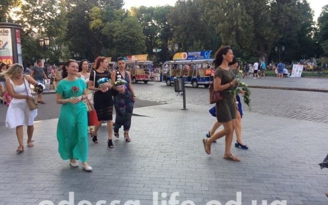 В Одессе прошел женственный флешмоб (ФОТО) Фото № 1 В Одессе прошел женственный флешмоб (ФОТО) Фото № 1