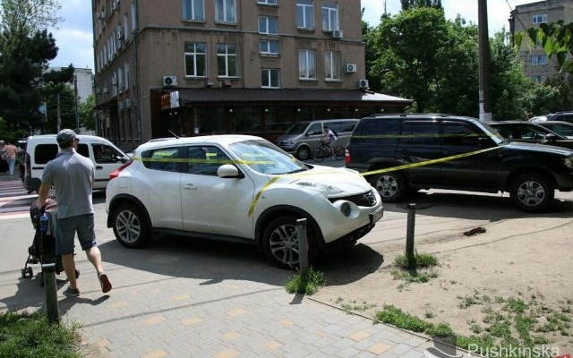 И вновь автохамы: в Одессе обмотали предупредительной лентой две иномарки (ФОТО) Фото № 1 И вновь автохамы: в Одессе обмотали предупредительной лентой две иномарки (ФОТО) Фото № 1