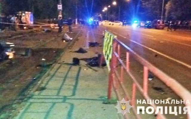 В Одессе BMW на 100 км/ч влетел в трамвайную остановку: есть погибшие (ФОТО) Фото № 2 В Одессе BMW на 100 км/ч влетел в трамвайную остановку: есть погибшие (ФОТО) Фото № 2