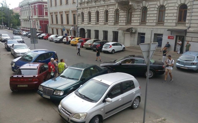 Женщина на Jaguar примяла пять припаркованных автомобилей (ФОТО) Фото № 7 Женщина на Jaguar примяла пять припаркованных автомобилей (ФОТО) Фото № 7