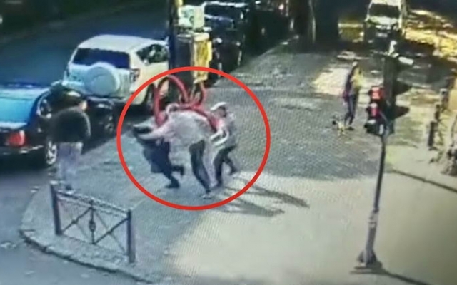 В центре Одессы посреди улицы прохожего ограбили на 150 тысяч гривен (ВИДЕО) Фото № 0 В центре Одессы посреди улицы прохожего ограбили на 150 тысяч гривен (ВИДЕО) Фото № 0