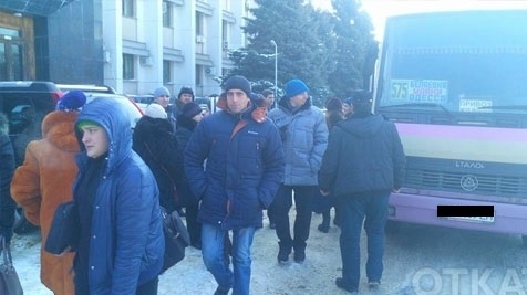 «Поклонники» Порошенко прибыли к ОГА Фото № 0 «Поклонники» Порошенко прибыли к ОГА Фото № 0