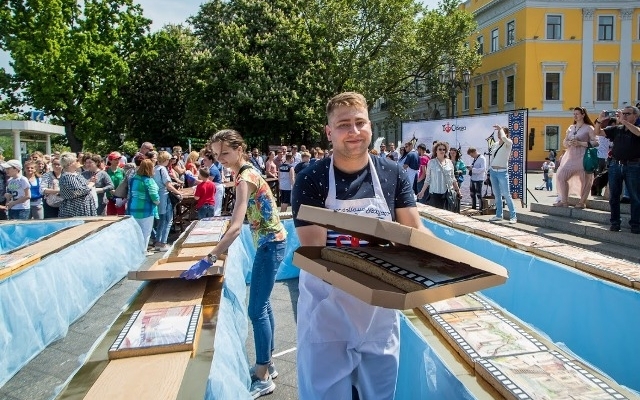 Одесситов угостили необычным тортом Фото № 5 Одесситов угостили необычным тортом Фото № 5