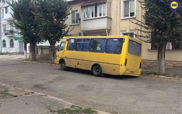 В Одесской области под маршруткой провалился асфальт Фото № 0 В Одесской области под маршруткой провалился асфальт Фото № 0