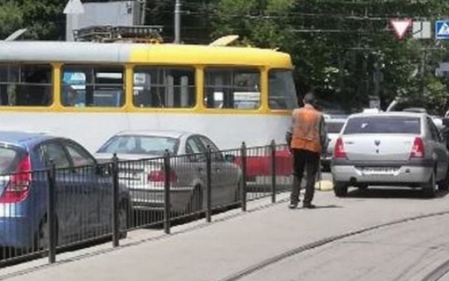Из-за ЧП в районе Аркадии блокировано движение транспорта Фото № 0 Из-за ЧП в районе Аркадии блокировано движение транспорта Фото № 0
