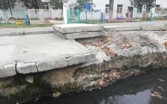 Возле детсада в Одессе образовалось озеро с мусором и живностью (ФОТО) Фото № 1 Возле детсада в Одессе образовалось озеро с мусором и живностью (ФОТО) Фото № 1