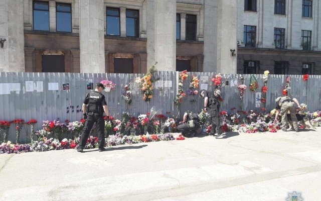 На Куликовом поле полиция проверяла подозрительную сумку Фото № 1 На Куликовом поле полиция проверяла подозрительную сумку Фото № 1