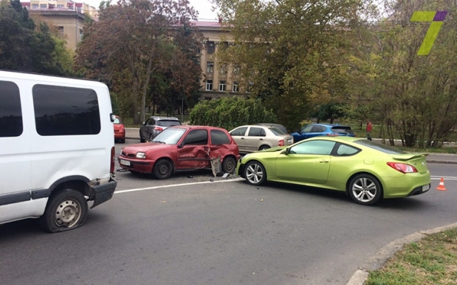 На площади 10 Апреля иномарка влетела в припаркованные машины, пострадали две девушки Фото № 3 На площади 10 Апреля иномарка влетела в припаркованные машины, пострадали две девушки Фото № 3