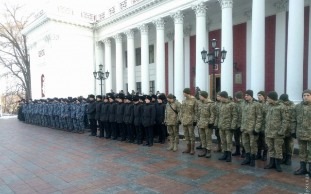 В знак поддержки пленных моряков на Думской подняли флаг ВМС Фото № 1 В знак поддержки пленных моряков на Думской подняли флаг ВМС Фото № 1