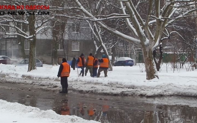 Одесскую улицу затопило: движение транспорта перекрыто Фото № 0 Одесскую улицу затопило: движение транспорта перекрыто Фото № 0