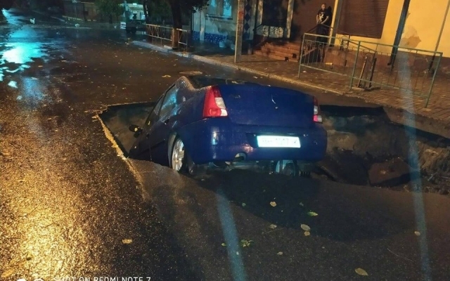 Автомобиль, полный людей, ушел под асфальт в Одесской области Фото № 1 Автомобиль, полный людей, ушел под асфальт в Одесской области Фото № 1