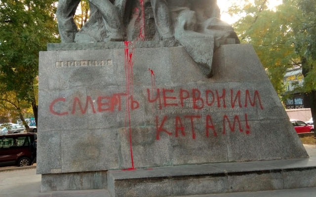В Одессе разрисовали памятник Потемкинцам (ФОТО) Фото № 1 В Одессе разрисовали памятник Потемкинцам (ФОТО) Фото № 1