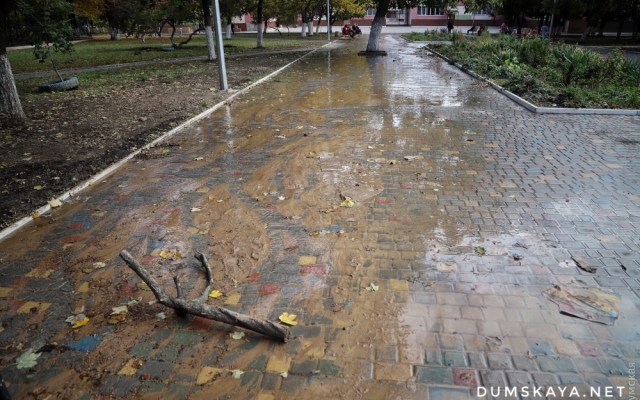 Из-за прорыва водопровода вода залила школьную территорию Фото № 4 Из-за прорыва водопровода вода залила школьную территорию Фото № 4