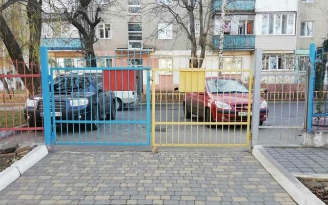 В Черноморске родители бьют тревогу из-за перекрытого пожарного въезда в садик Фото № 0 В Черноморске родители бьют тревогу из-за перекрытого пожарного въезда в садик Фото № 0