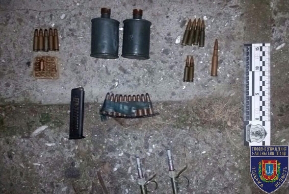 Полицейские обнаружили во дворе многоэтажки боеприпасы Фото № 1 Полицейские обнаружили во дворе многоэтажки боеприпасы Фото № 1