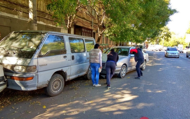 На Молдаванке автоледи на Mercedes собрала На Молдаванке автоледи на Mercedes собрала