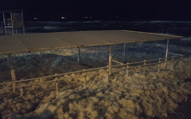 В Одессе море покрыло берег пеной Фото № 2 В Одессе море покрыло берег пеной Фото № 2