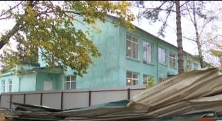 В Беляевке ураган сорвал крышу с детского сада Фото № 0 В Беляевке ураган сорвал крышу с детского сада Фото № 0