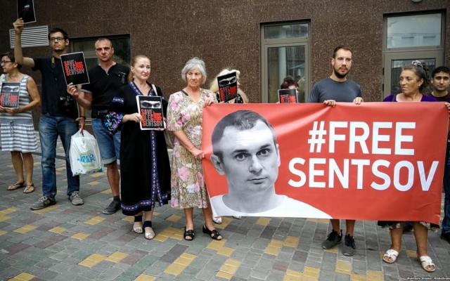 Церемонию открытия ОМКФ-2018 начали с акции в поддержку Сенцова Фото № 0 Церемонию открытия ОМКФ-2018 начали с акции в поддержку Сенцова Фото № 0