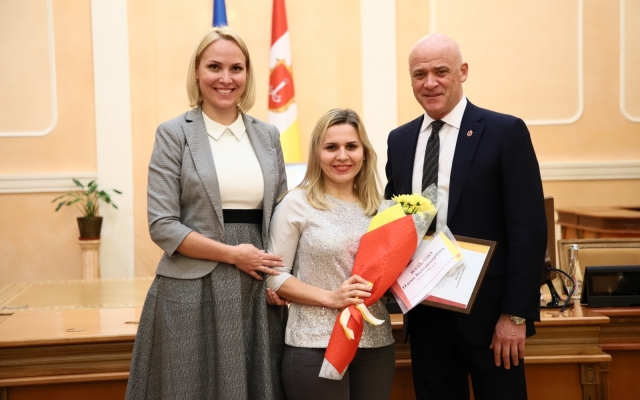 Мэр Одессы вручил ключи от квартир детям-сиротам Фото № 4 Мэр Одессы вручил ключи от квартир детям-сиротам Фото № 4