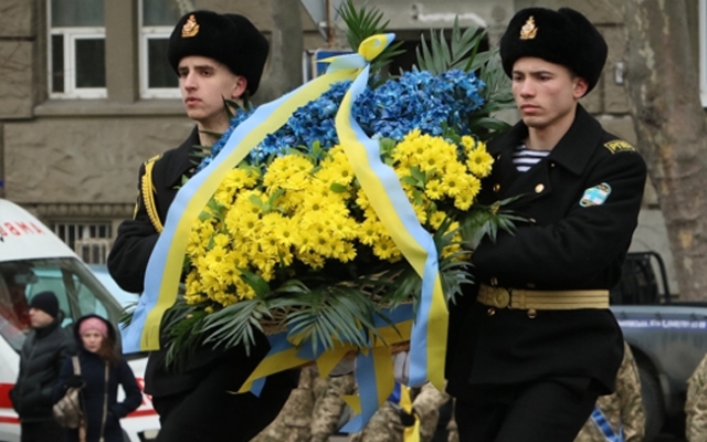 День Соборности в Одессе: цветы у памятника Шевченко Фото № 3 День Соборности в Одессе: цветы у памятника Шевченко Фото № 3