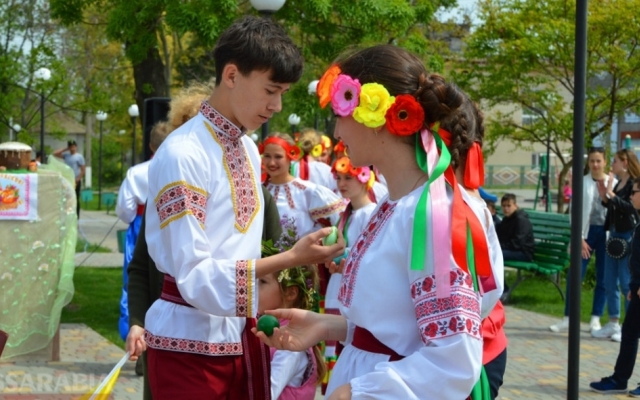 На юге Одесчины устроили масштабную битву пасхальными яйцами (ФОТО) Фото № 2 На юге Одесчины устроили масштабную битву пасхальными яйцами (ФОТО) Фото № 2