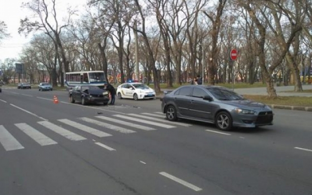Возле ликёро-водочного завода не разминулись два японца Фото № 1 Возле ликёро-водочного завода не разминулись два японца Фото № 1
