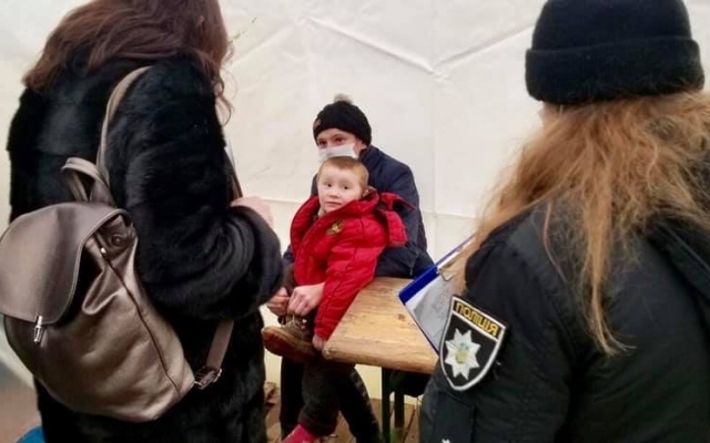 Волонтёры помогли матери и ребёнку, которые оказались на улице (ФОТО) Фото № 1 Волонтёры помогли матери и ребёнку, которые оказались на улице (ФОТО) Фото № 1