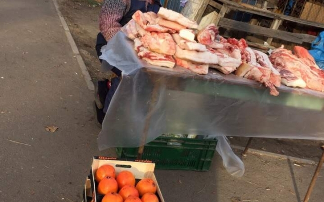 В Одессе продают мясо прямо у дороги Фото № 2 В Одессе продают мясо прямо у дороги Фото № 2