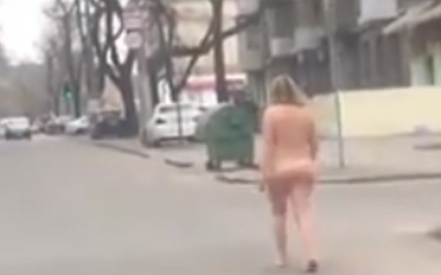 По Одессе разгуливала голая женщина, представляясь Иисусом Христом (ВИДЕО) Фото № 0 По Одессе разгуливала голая женщина, представляясь Иисусом Христом (ВИДЕО) Фото № 0