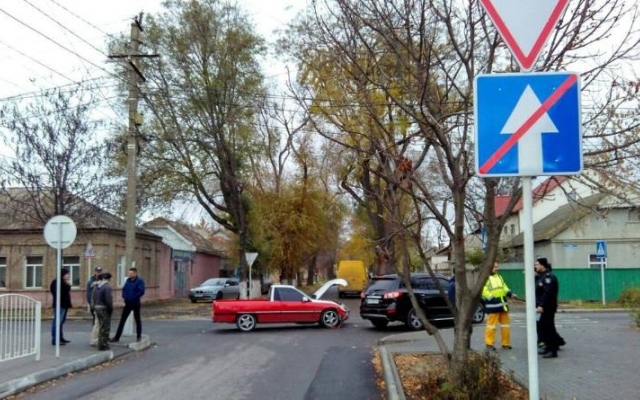 Сегодня в Измаиле произошло ДТП: столкнулись 2 автомобиля Фото № 2 Сегодня в Измаиле произошло ДТП: столкнулись 2 автомобиля Фото № 2