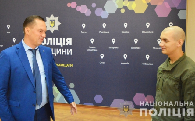 Глава полиции Одессы наградил нацгвардейцев, которые остановили массовую драку на Ланжероне Фото № 1 Глава полиции Одессы наградил нацгвардейцев, которые остановили массовую драку на Ланжероне Фото № 1