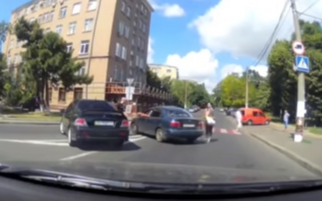 Автоконфликт в Одессе: водитель отпинал автомобиль противника (ВИДЕО) Фото № 0 Автоконфликт в Одессе: водитель отпинал автомобиль противника (ВИДЕО) Фото № 0