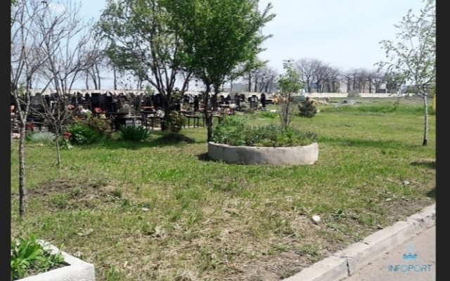 Поминальные дни: для одесситов на кладбищах города установлены туалеты и подвоз воды Фото № 4 Поминальные дни: для одесситов на кладбищах города установлены туалеты и подвоз воды Фото № 4