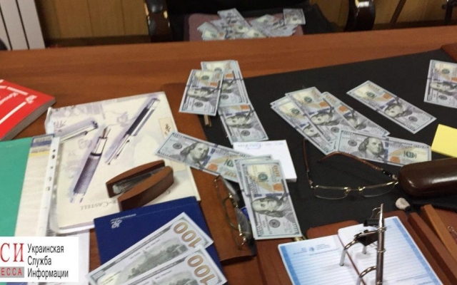 Одесские активисты забросали кабинет судьи Суворовского районного суда фальшивыми долларами Фото № 3 Одесские активисты забросали кабинет судьи Суворовского районного суда фальшивыми долларами Фото № 3