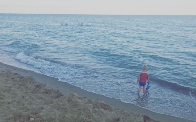В Одесской области родители уплыли далеко в море, оставив маленького сына одного в воде Фото № 0 В Одесской области родители уплыли далеко в море, оставив маленького сына одного в воде Фото № 0