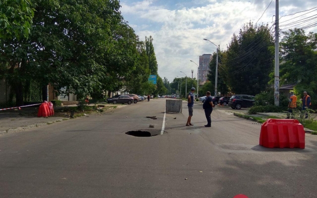 В Одессе снова провалился асфальт Фото № 0 В Одессе снова провалился асфальт Фото № 0