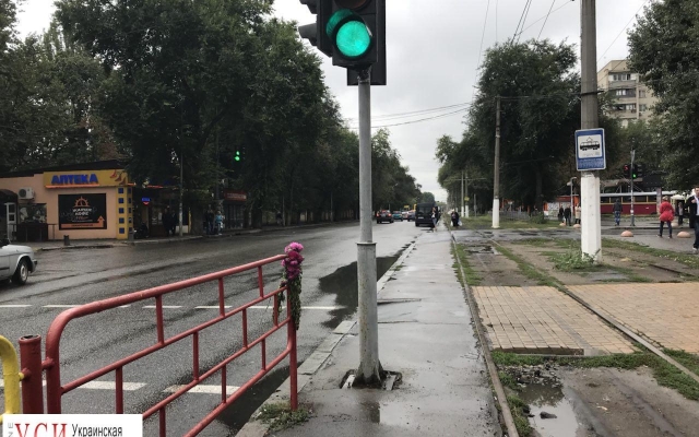 Одесситы несут цветы к месту смертельной аварии (ФОТО) Фото № 2 Одесситы несут цветы к месту смертельной аварии (ФОТО) Фото № 2