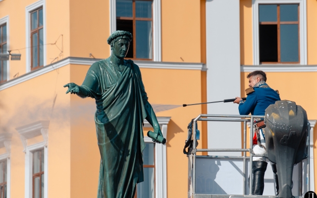 В Одессе ко Дню города мыли памятники Фото № 0 В Одессе ко Дню города мыли памятники Фото № 0